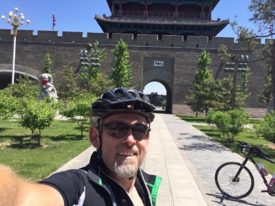 Selfie in front of the city wall gates of Shalingzizhen.