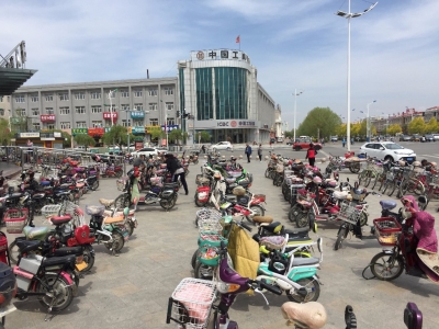 The Chinese love to queue even more than the English - look at these beautifully lined up scooters...!