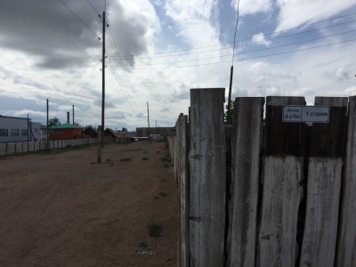 Despite being wide, gravel, and dusty, the streets all seem to be named/numbered.