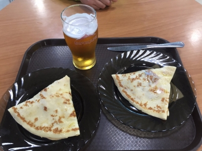 Crêpes for lunch - chicken in one, strawberries in the other, beer to wash them down!