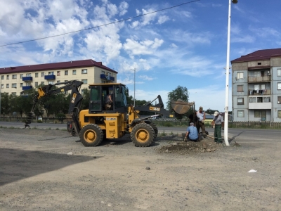 Typical - one guy drivers the tractor, one does some work, the other three 'supervise'