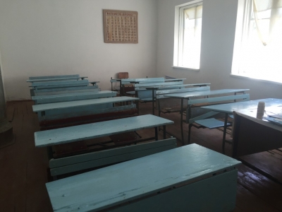 Desks and benches in the classroom