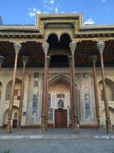 Bolo Hauz Mosque entrance