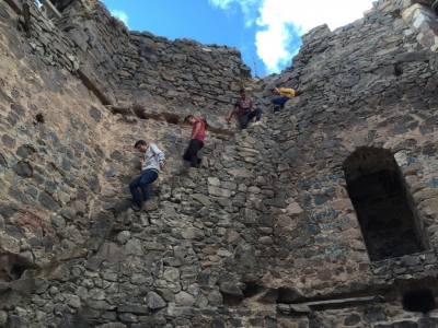 Teenagers climbing the Şebinkarahisar citadel